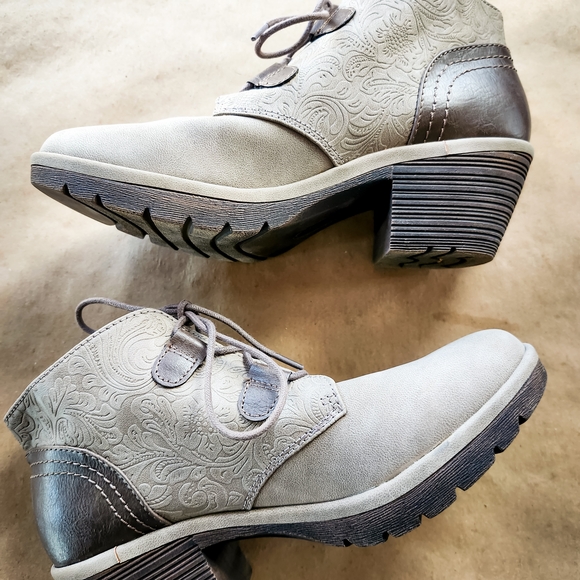 Women's Embossed Lace-Up Ankle Boot in Taupe - Picture 5 of 7